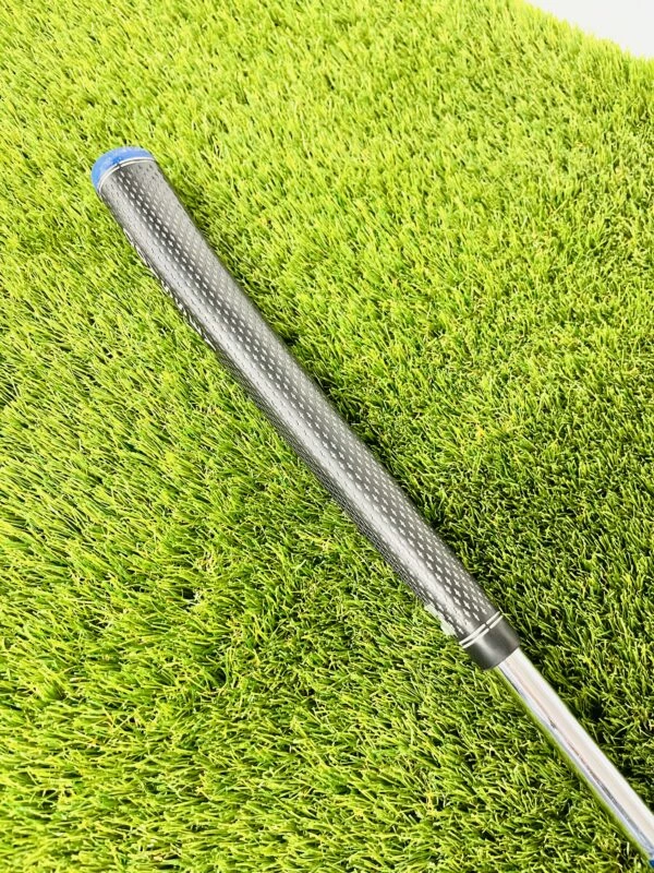 Odyssey White Hot V – Line Fang Putter 4 Odyssey White Hot V – Line Fang Putter - Image 4